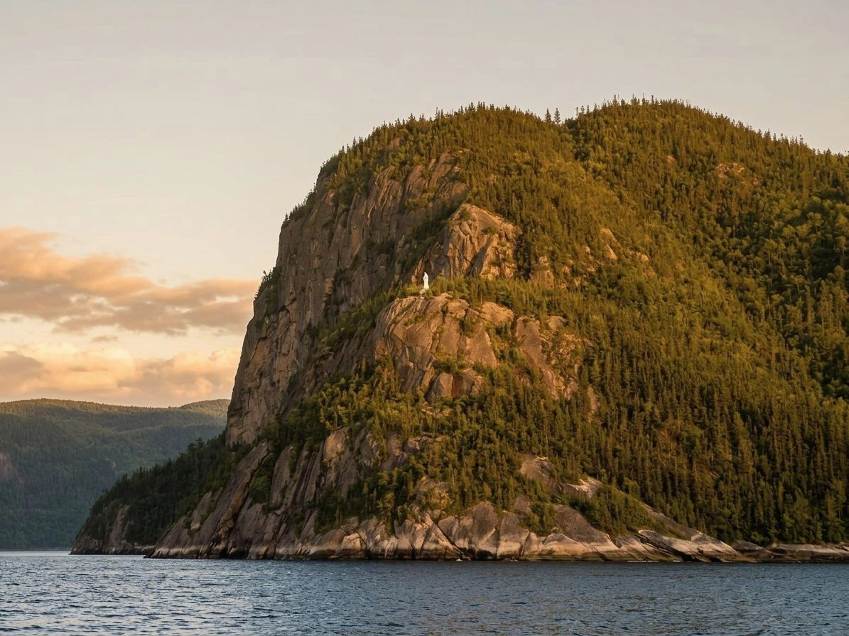 Cap Trinité et la statue Notre-Dame-du-Saguenay au-dessus du fjord