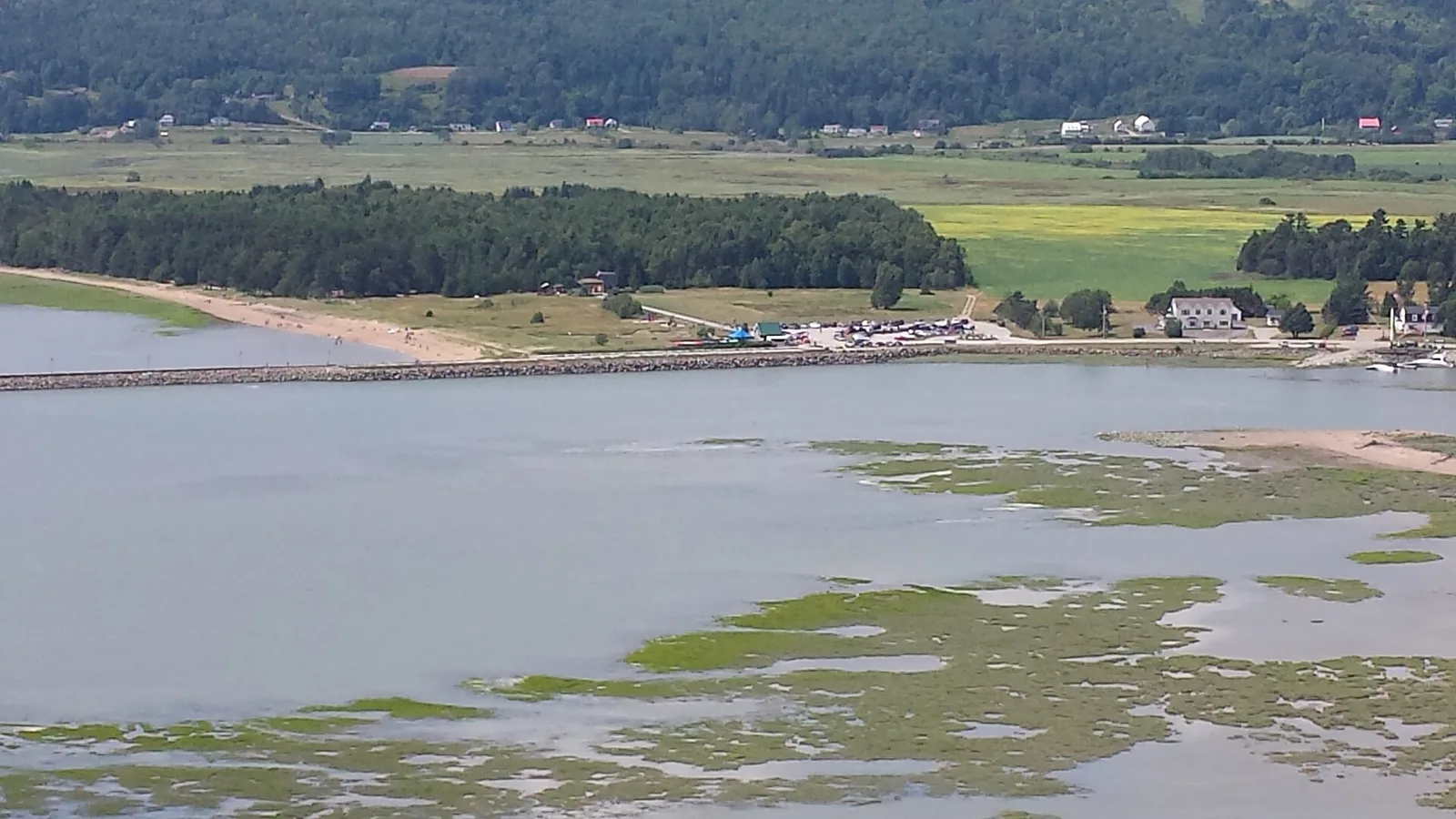 Vue de Baie-Saint-Paul depuis belvédère sur le fleuve