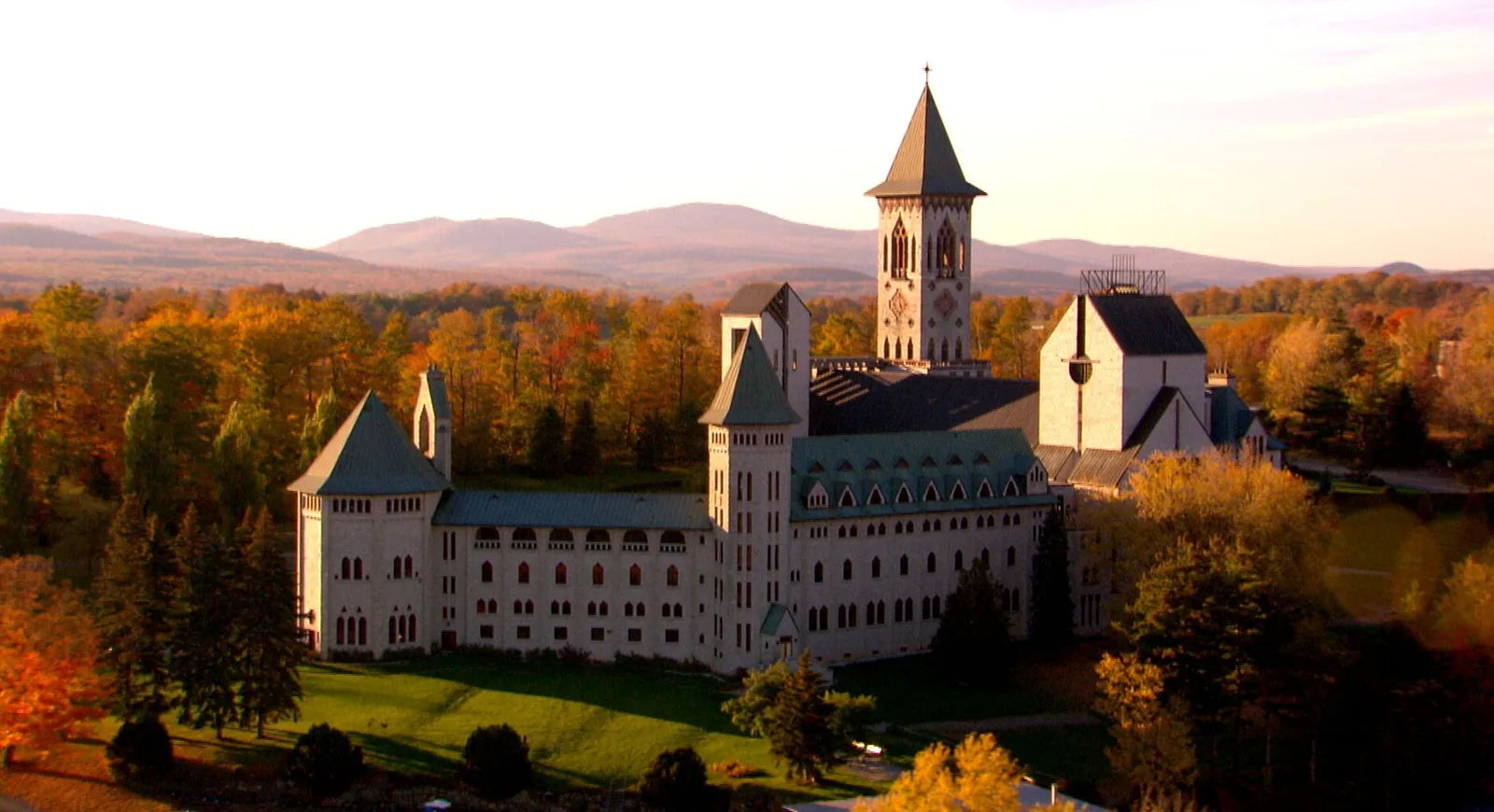 📍 Abbaye de Saint-Benoît-du-Lac, péninsule du lac Memphrémagog
