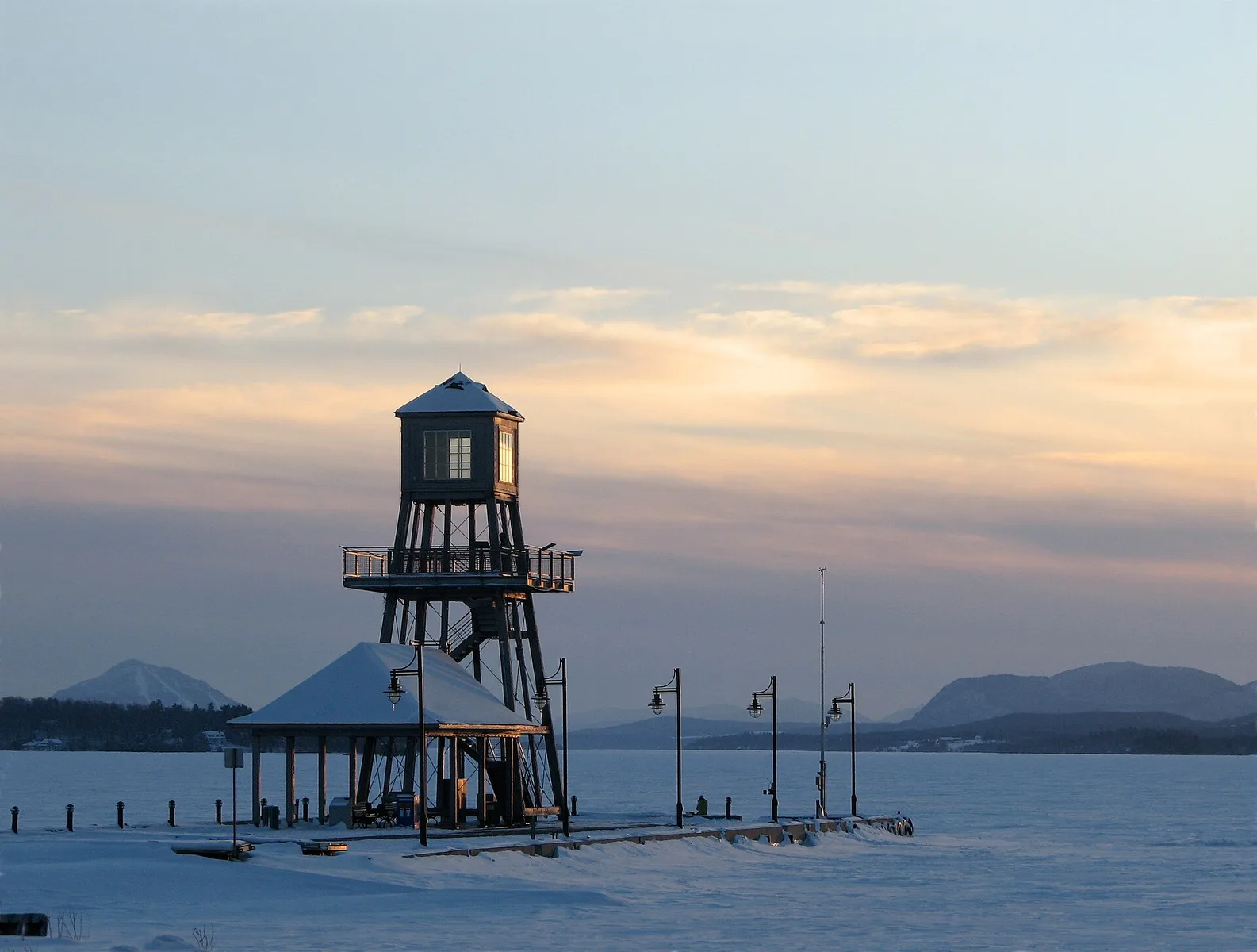 Tour d'observation de Magog, lac Memphrémagog en hiver