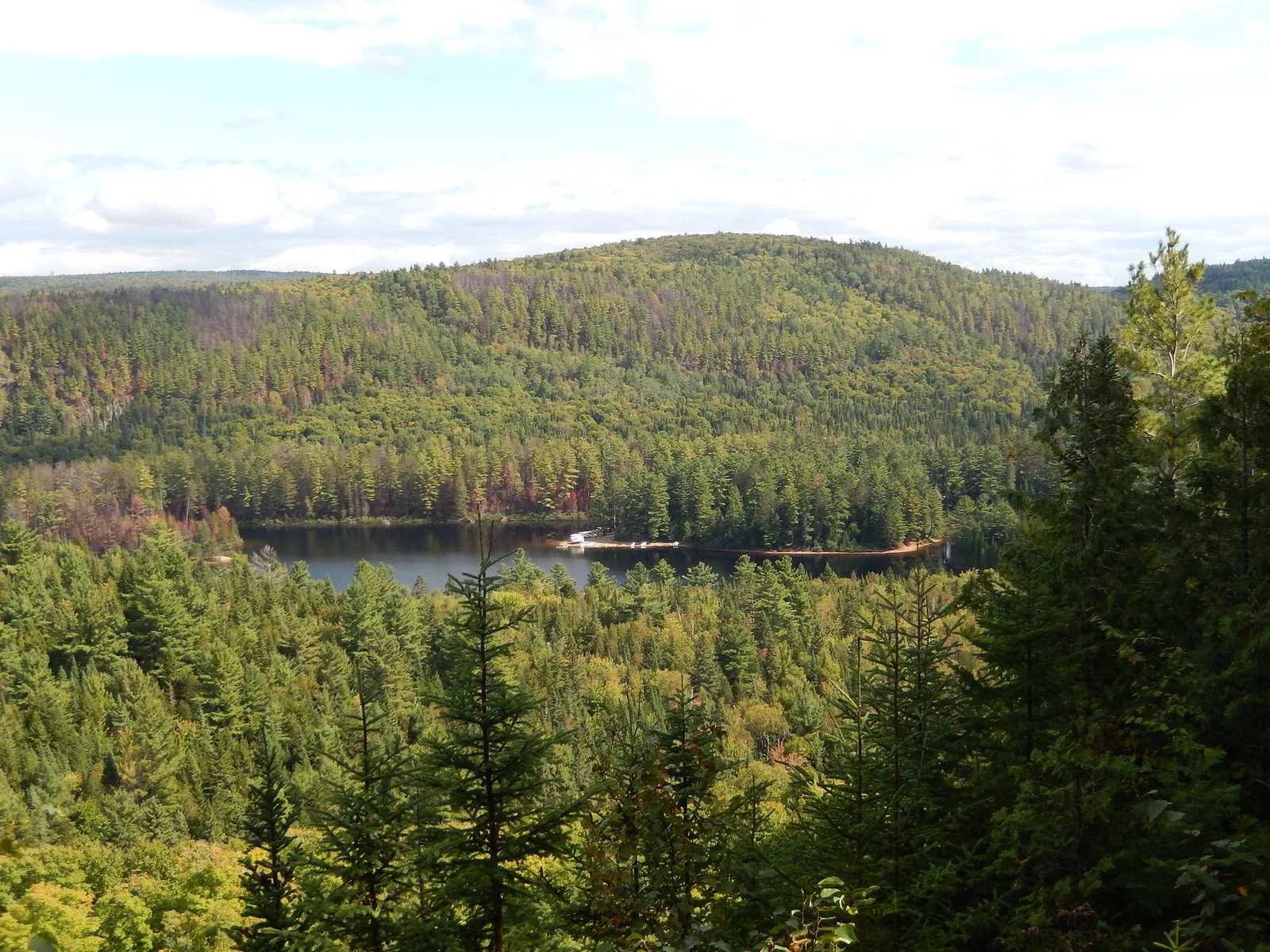 Belvédère du parc national de la Mauricie vue sur lacs et collines boisées