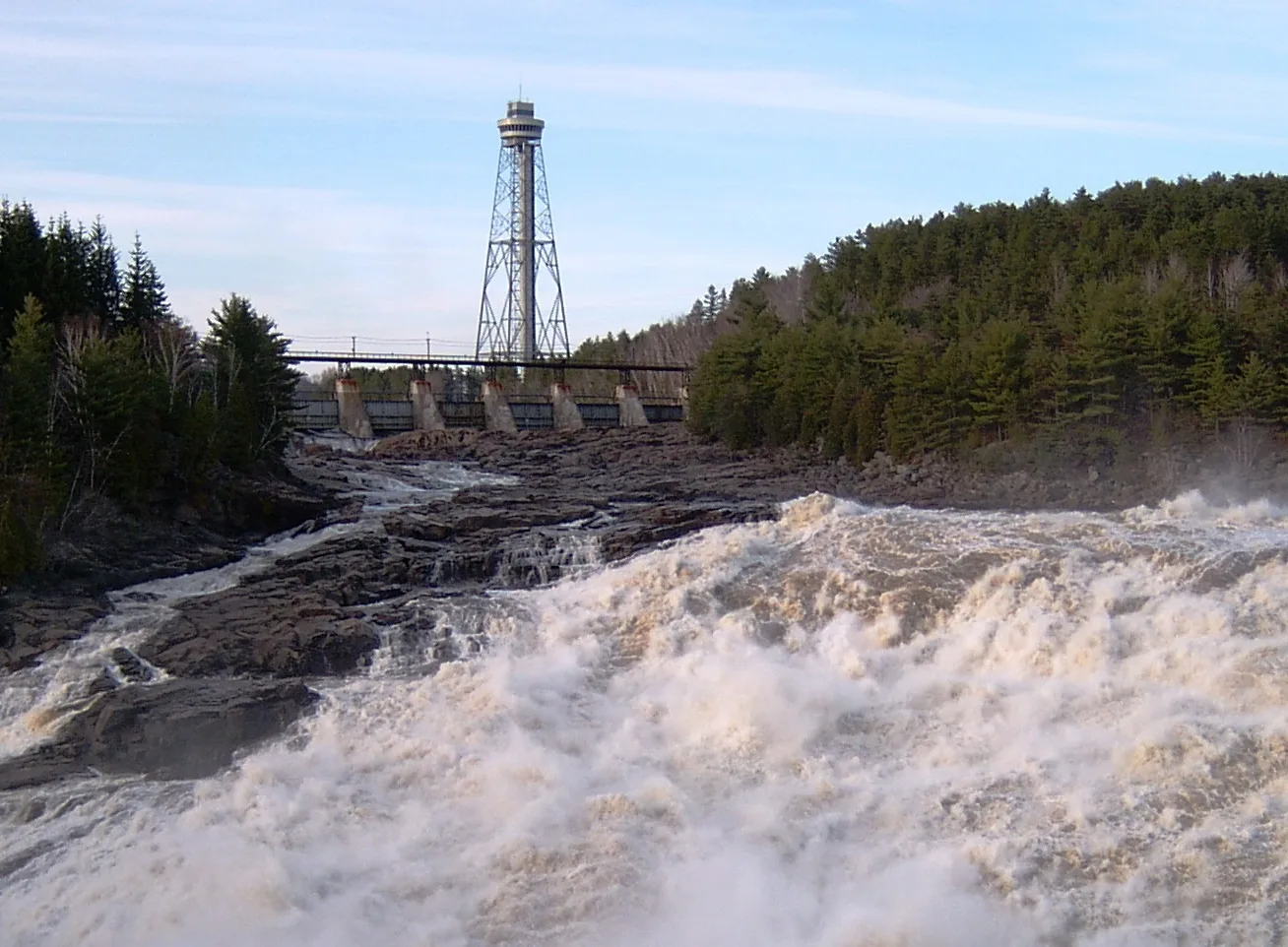 Tour de la Cité de l'énergie et rapides de la rivière Saint-Maurice à Shawinigan