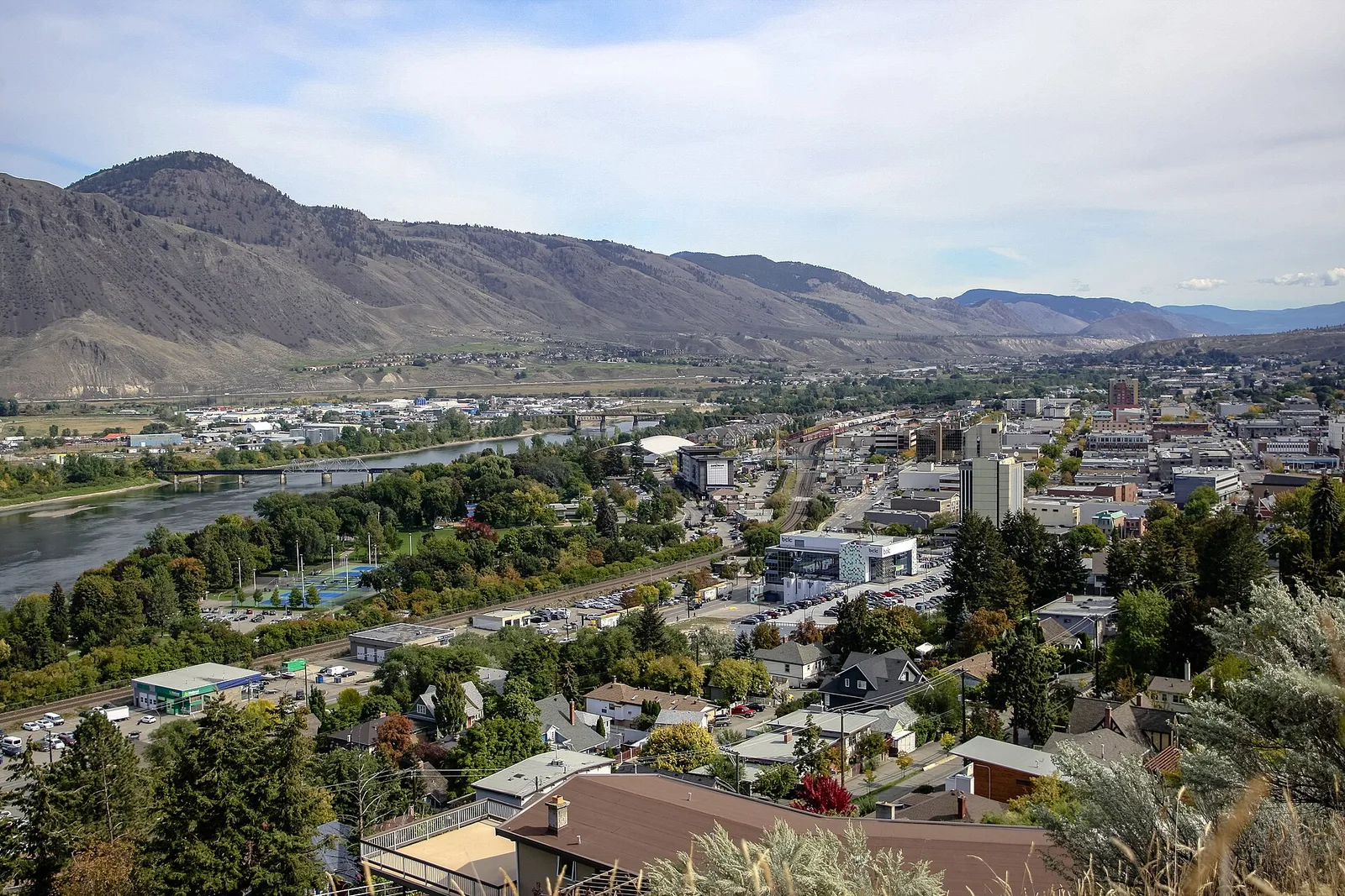 Vue panoramique de Kamloops et de la rivière Thompson