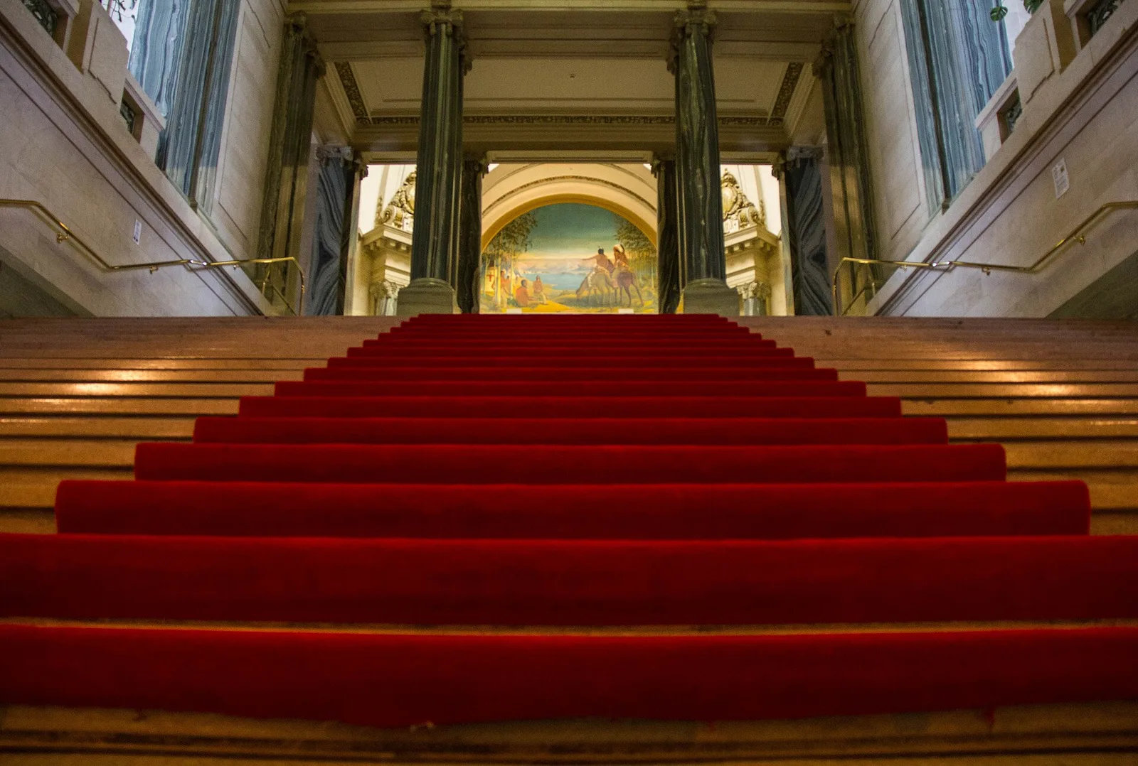 Escaliers tapis rouge de l'édifice législatif de la Saskatchewan