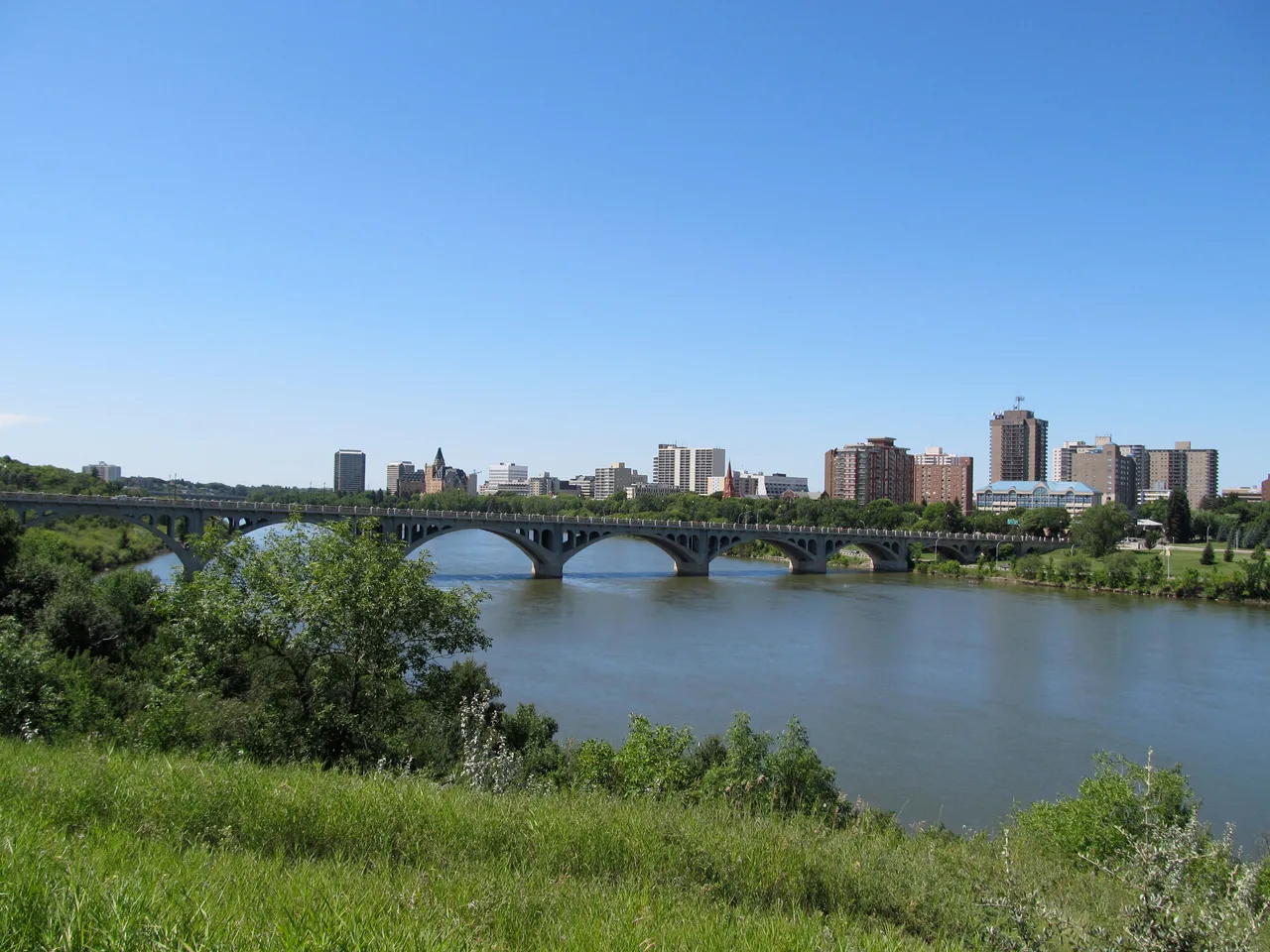 Skyline de Saskatoon et pont University en été