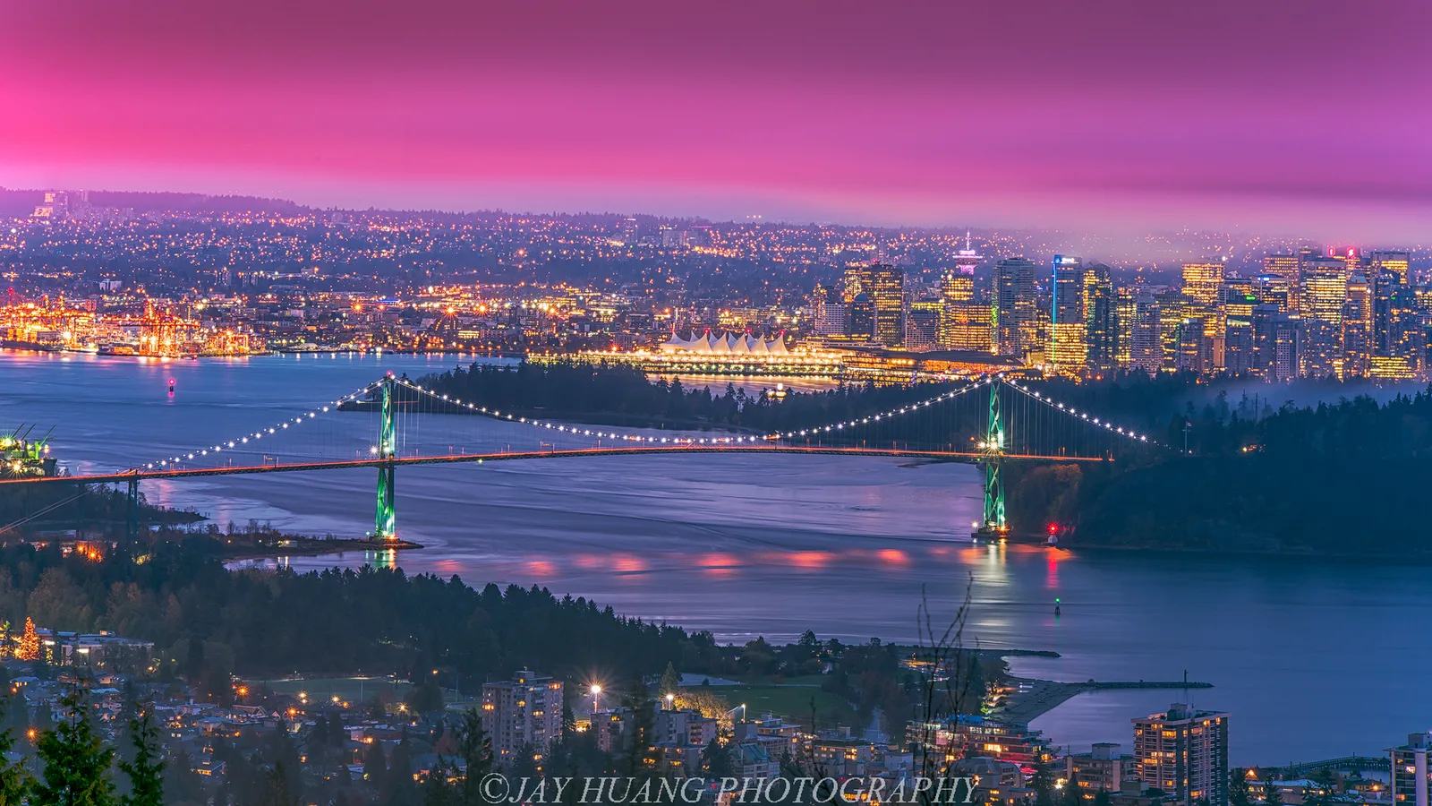 Lions Gate Bridge et skyline de Vancouver au coucher du soleil