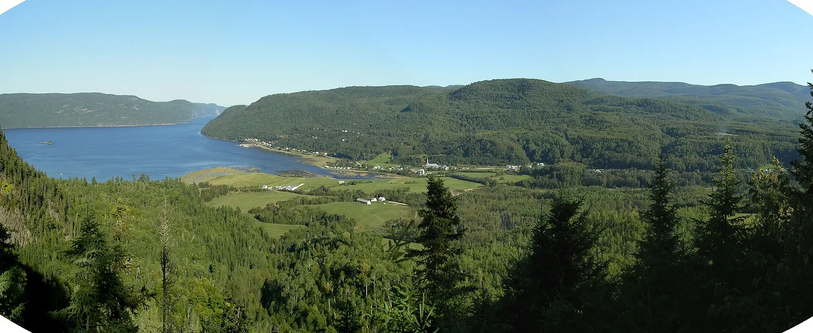 Village de L'Anse-Saint-Jean et fjord du Saguenay
