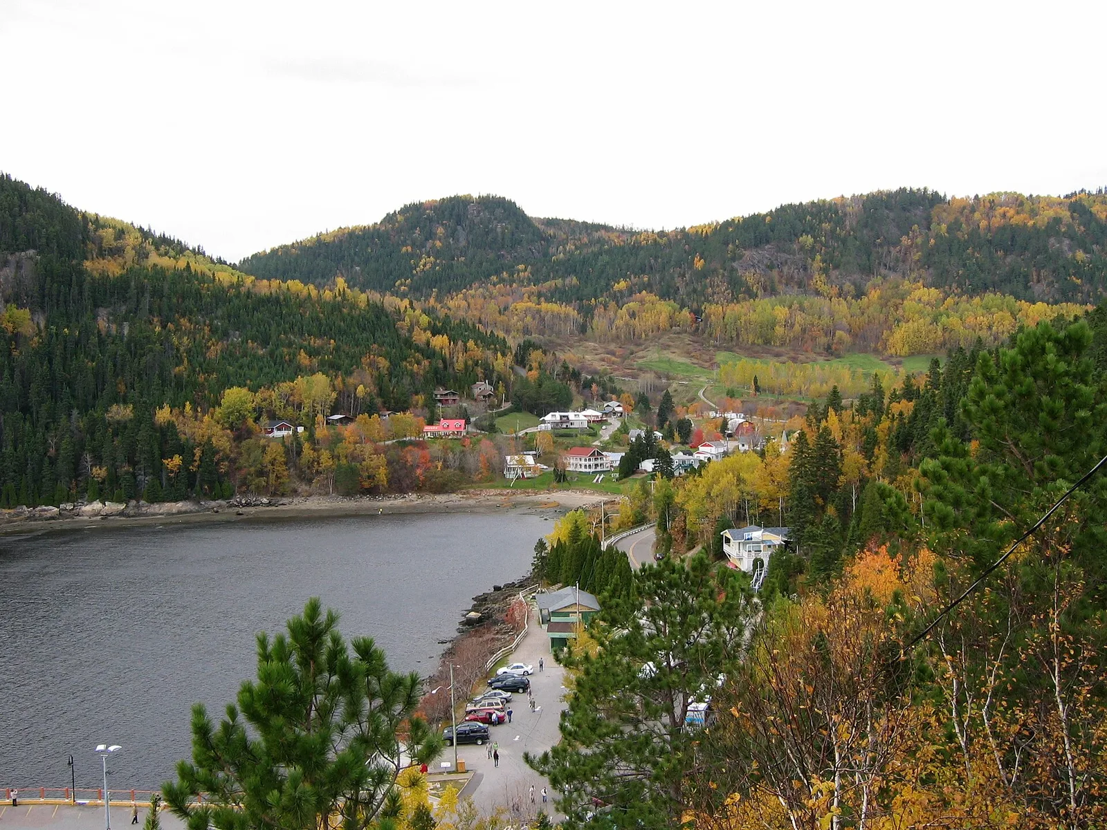 Sainte-Rose-du-Nord en automne, fjord du Saguenay