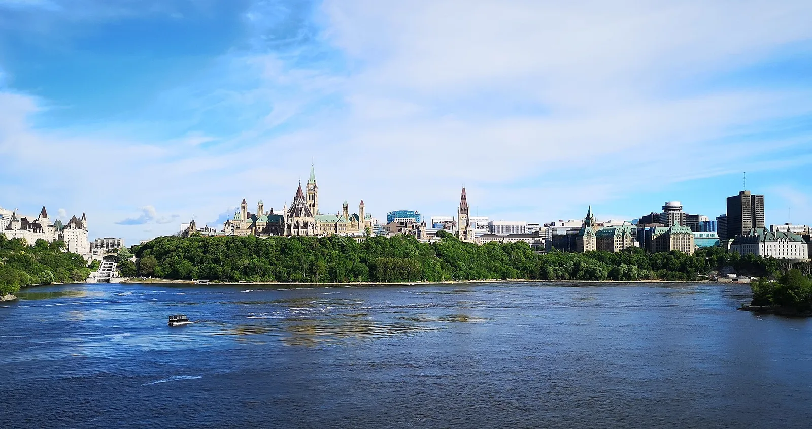 Colline du Parlement à Ottawa vue de la rivière des Outaouais