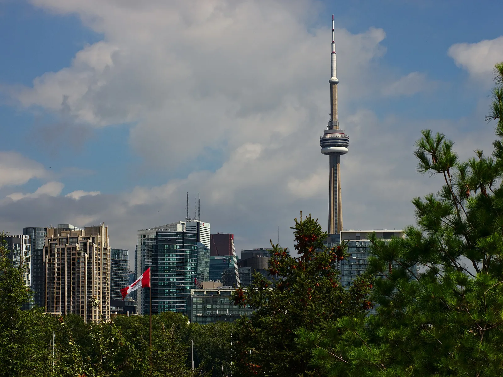 CN Tower Toronto et drapeau canadien dans la skyline