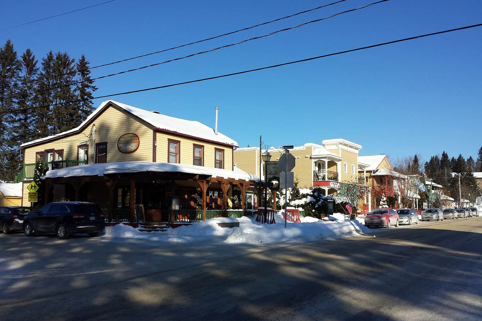Rue principale de Val-David en hiver, village d'artistes Laurentides