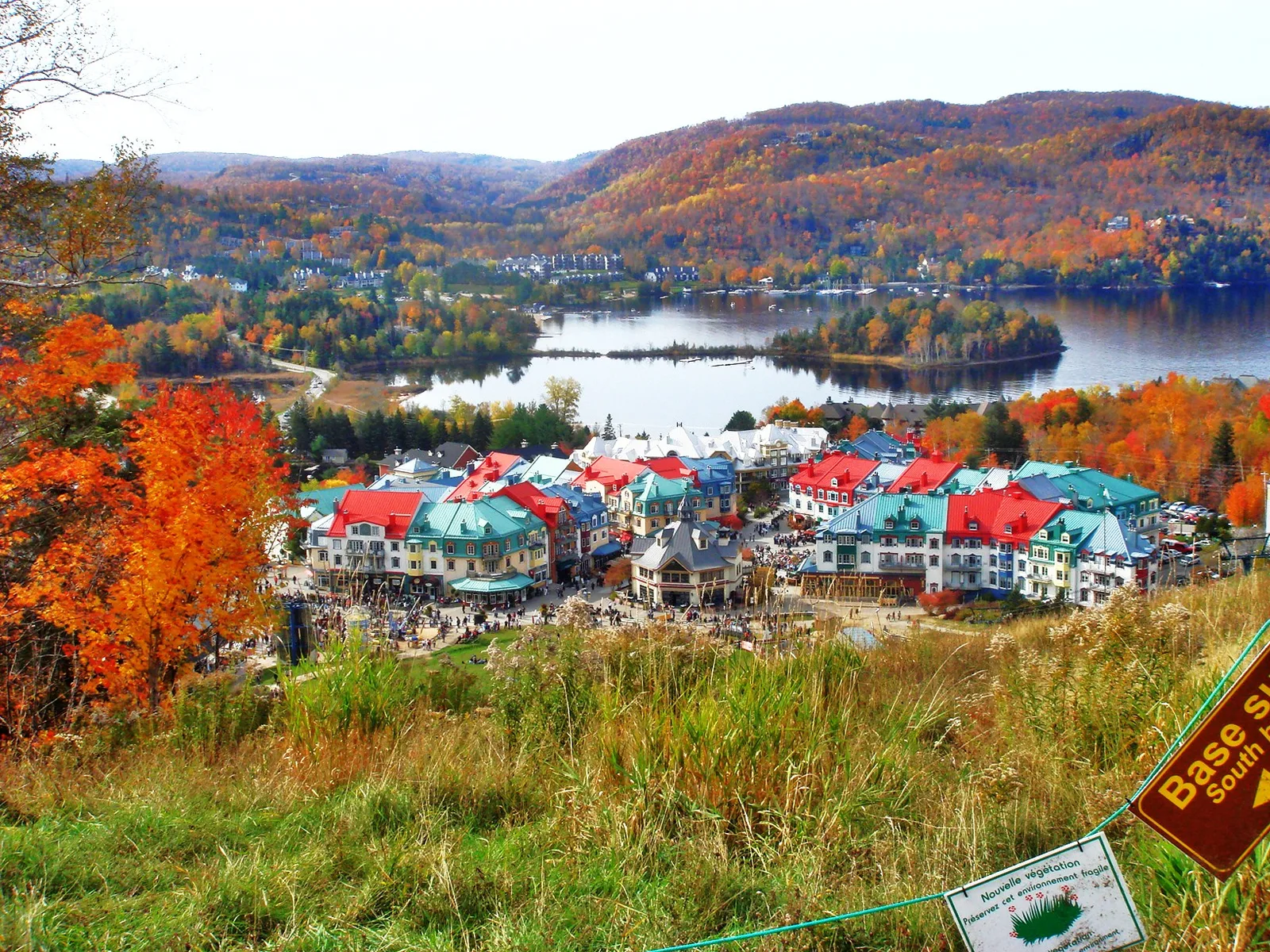 Village piéton Mont-Tremblant en automne vu depuis les hauteurs, lac Mercier