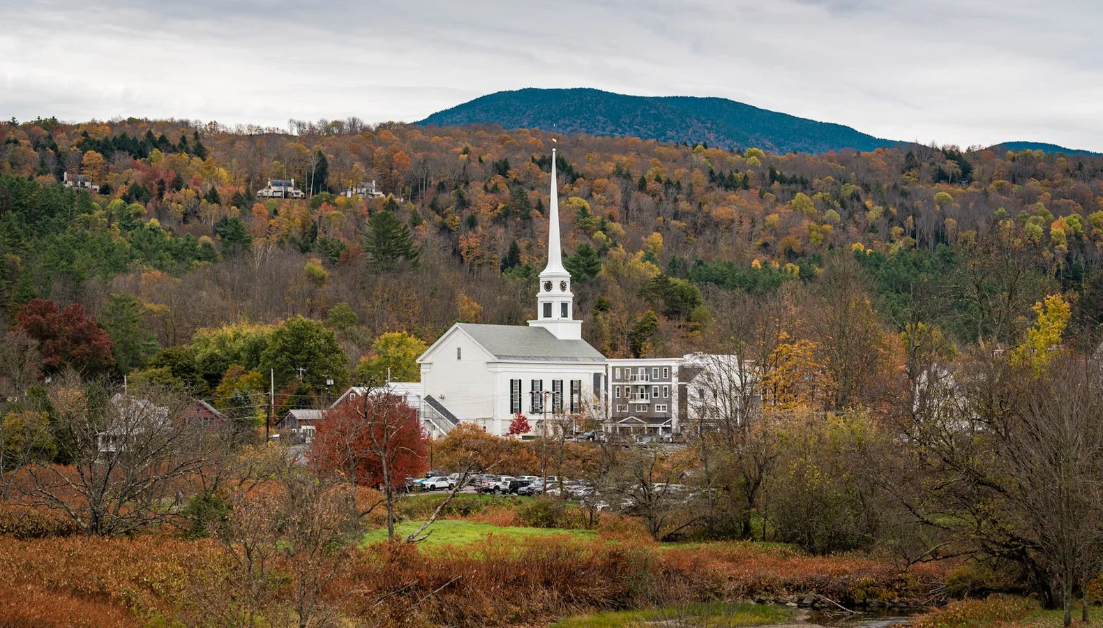 Église emblématique de Stowe avec Mount Mansfield