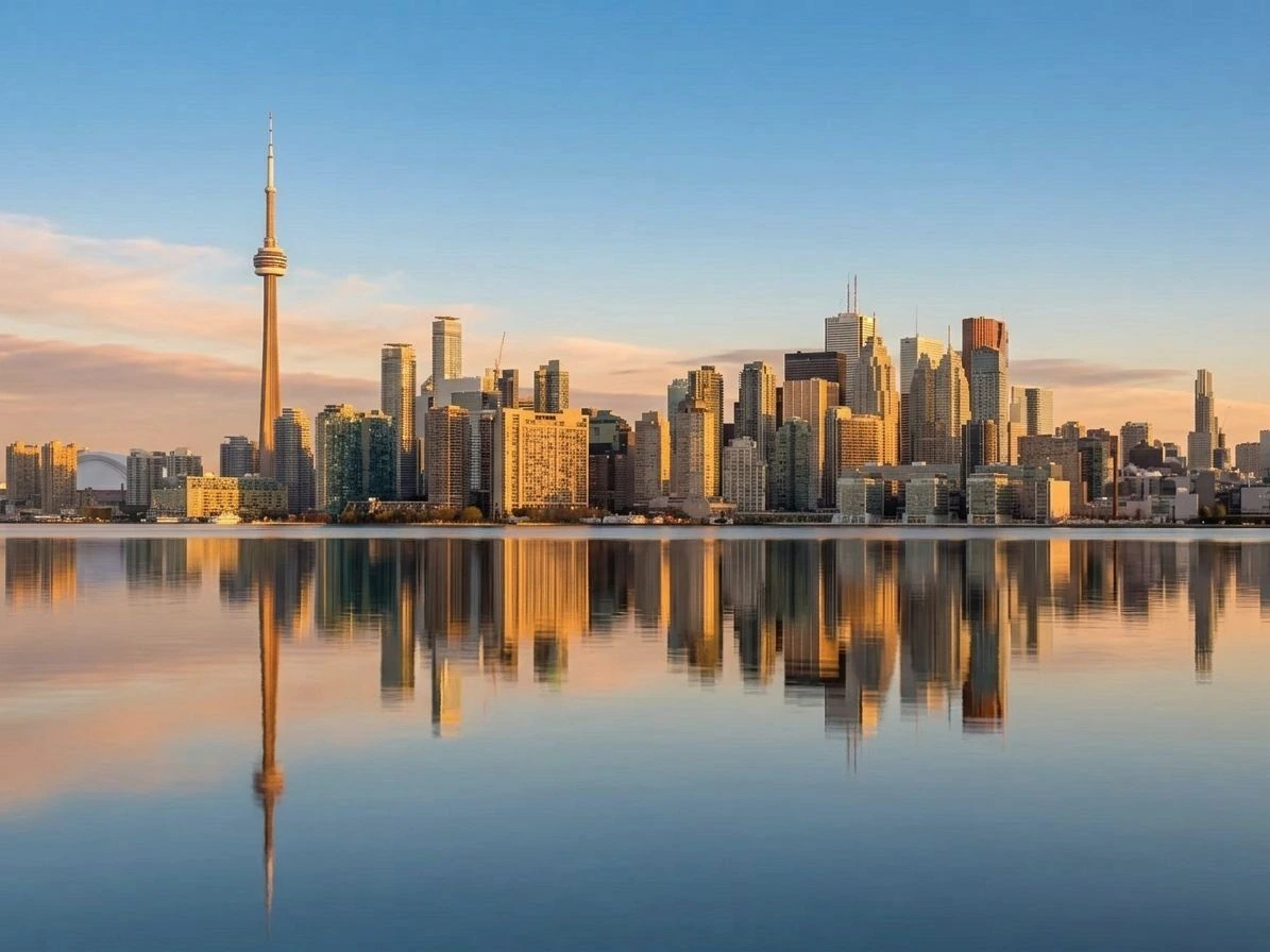 Skyline de Toronto et la Tour CN depuis les Îles de Toronto au coucher du soleil