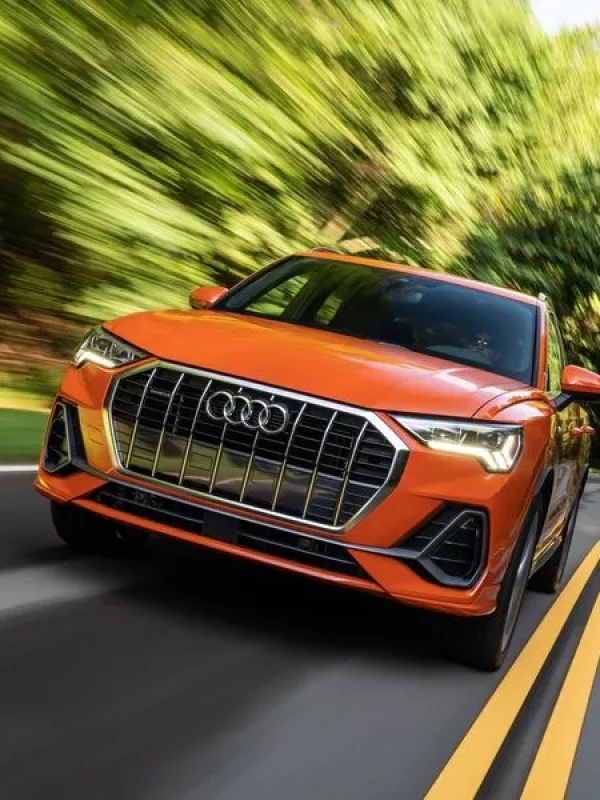 audi q3 en mouvement sur route